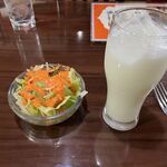 Kalika - ラッシーとサラダ