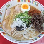 宝来軒 - チャーシュー・ハーフ茹で卵・メンマ・モヤシ・青ねぎ・白髪ねぎ・キムチ・海苔・胡麻