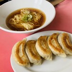 手作り餃子　康 - 料理写真:餃子5個750円とコーメン400円