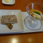 前菜２種はパテとピクルスでございます（2014.11）