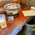 ホルモンシティ - おひとりでも来店できる【カウンター席】ブリキ缶のイスはフタを開けると荷物入れに。荷物にニオイが付かないナイスなアイデア！