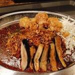 咖喱屋カレーハウス PECO - 茄子の素揚げカレー＋追い唐揚げ（無料トッピング3種類）