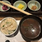 蔵人厨 ねのひ - 鯛めしと味噌汁　上の漬物もついてきます。味噌汁は別注文で430円でした