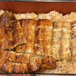 うらわのうなぎ 萬店 - 鰻一尾分の蒲焼と白焼きが乗っています。
