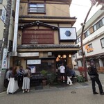 郡上炭火焼　うなぎの魚寅 - 店舗入口