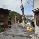 郡上炭火焼　うなぎの魚寅 - 栄パーキングは細い道の先にあった