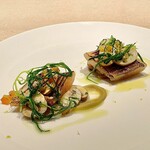 cepages - 中はレアで薪の薫りを纏ったカマスの炙り。しっとりした食感に軽いヴィネガーと大葉など合わせたさっぱりジェノベーゼのマッシュルームサラダが合います。