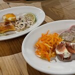 encoffee - 前菜盛り合わせ(柿とクリームチーズの春巻、いちじくの生ハム包みなど)