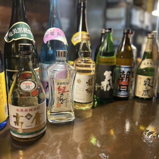 週替わりの地酒や、ここ奄美大島ならではの“黒糖焼酎”で乾杯！