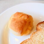フォルクス - 甘くてバター感たっぷりのふわふわパン。