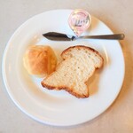 フォルクス - 復刻"ミルクバターパン"と"生食パン"。