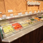 フォルクス - サラダバー、左。冷たいお皿はこの左にあります。