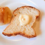 フォルクス - "パン"左のパン皿コーナーには、マーガリンとバターナイフも用意されています。