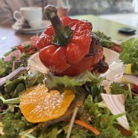 やさいの王様 用賀店 - フラワーリースサラダ付！ 丸ごとパプリカハンバーグ