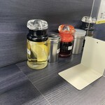 オリバーヌードル - 卓上調味料は、お酢(レモン入り)、胡椒(白黒)、ラー油、カエシ