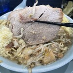 オリバーヌードル - 分厚く大きな豚はかみごたえもあり旨い！