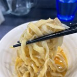 オリバーヌードル - お約束の味変はタマゴにディップ