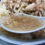 オリバーヌードル - 乳化スープはニンニクや生姜も加えて飲むと更に旨みが増します