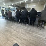 オリバーヌードル - 店内はカウンター席のみ10席です