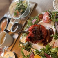 やさいの王様 用賀店 - フラワーリースサラダ付！ 丸ごとパプリカハンバーグ