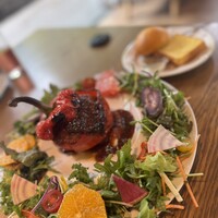 やさいの王様 用賀店 - フラワーリースサラダ付！ 丸ごとパプリカハンバーグ