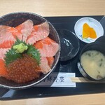 釣りよかでしょう。×ますよね 海鮮丼屋 - サーモンといくらの親子丼