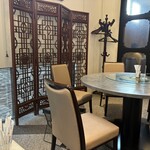 龍天楼 - お店の中は中華のモダンなインテリアを中心に落ちついた雰囲気な店内です。