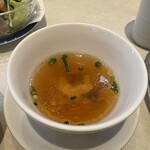 龍天楼 - スープは豆腐とキノコの中華スープ。