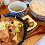 ポノオーレ - 料理写真:モツ煮定食  のんきのモツ煮と聞いて入店。下町ハイボールのメニューボタンをグッと我慢して名物のモツ煮定食をチョイス。というか食べ物はコレしかない。色々な部位が入って美味い。だが米より酒の方が合うなぁ！
