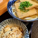 蓮 - 料理写真:きつねうどん＋炊き込みご飯  本日のお出汁は塩味控えめで好き。美味しく頂きました。かやくご飯も優しくてグー✊