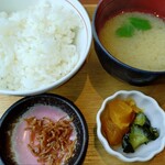 くずし割烹 こまじろ - ご飯とお味噌汁、ちりめんじゃこ、漬物