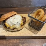 ジューザバーガー - プレミアチーズバーガーセット〈オニオンフライ〉