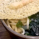 手打うどん 丸亀渡辺 - 提供時、
出汁は僅かに見える程度。

風味豊かな出汁、
海老天に負けないくらい魅力の美味しさ！