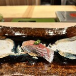 梅田 すし継 - 京都・舞鶴産のアジ。ネギとすりおろし生姜