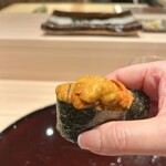 梅田 すし継 - ウニは二重がさね