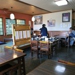 鈴家 - 入って左側のテーブル席と小上がり
