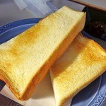 おさんぽ - トーストはこんがりキツネ色に焼かれた角食