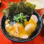 家系総本山 吉村家 - チャーシュー麺＋味玉