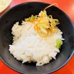 家系総本山 吉村家 - ライス　（お新香のってます）