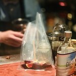 BAROSSA cocktailier - ⑤ マデラワインと白無花果+シナモン+八角のガストロバック（真空調理）カクテル準備中