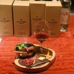 BAROSSA cocktailier - ⑤ マデラワインと白無花果+シナモン+八角のガストロバック（真空調理）カクテル、西産生ハム+チーズ2種添え