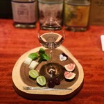 BAROSSA cocktailier - ③ 四季のボタニカルのショット、4種のフルーツ（白無花果、葡萄：銘柄忘れ...、シャインマスカット、シルバーベル）