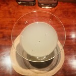 BAROSSA cocktailier - ② Three（プラムのボタニカル）+ シルバーベル（洋梨）のカクテル、アニスシードのせ