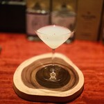 BAROSSA cocktailier - ② Three（プラムのボタニカル）+ シルバーベル（洋梨）のカクテル、アニスシードのせ