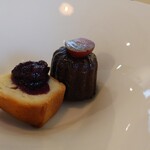 アウルスダイニング - カヌレとスポンジケーキブルーベリージャム添え
