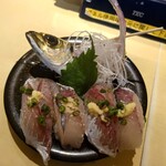 海鮮問屋 ふじ丸 - 活きアジのお寿司。捌かれても動いてます