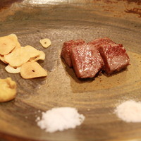 神戸牛ステーキ Ishida. 本店 - カットして出されたところ。レア。