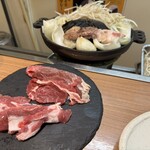 札幌成吉思汗 しろくま  札幌本店 - 国産の生ラム（手前）と生マトン（奥）