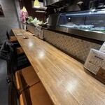 炭OYAJI 一心 藤井寺店 - 奥行きのあるカウンター席は好き。