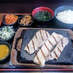 感動の肉と米 沼津店 - すたみなブタミンステーキ(930円)。